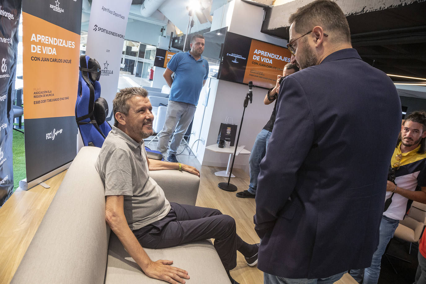 Fotos: Unzué regala una lección de vida en el Cartagonova