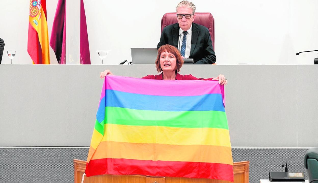 María Marín muestra la bandera arcoíris, este miércoles, en la Asamblea Regional. 