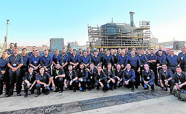 El medio centenar de submarinistas acreditados para poner en servicio el 'Isaac Peral', ante el sumergible, en el muelle de Navantia. 