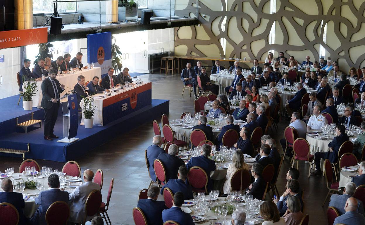 Los representantes de las patronales y el presidente de la Comunidad, con los empresarios murcianos que porticiparon en la asamblea. 