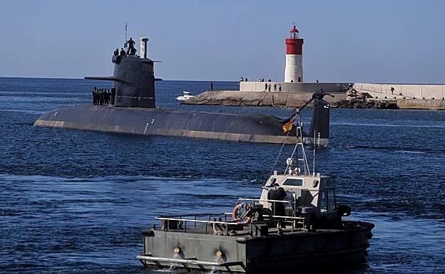 El submarino S-81 'Isaac Peral', este viernes, tras salir del astillero Navantia para realizar las primeras pruebas de mar.