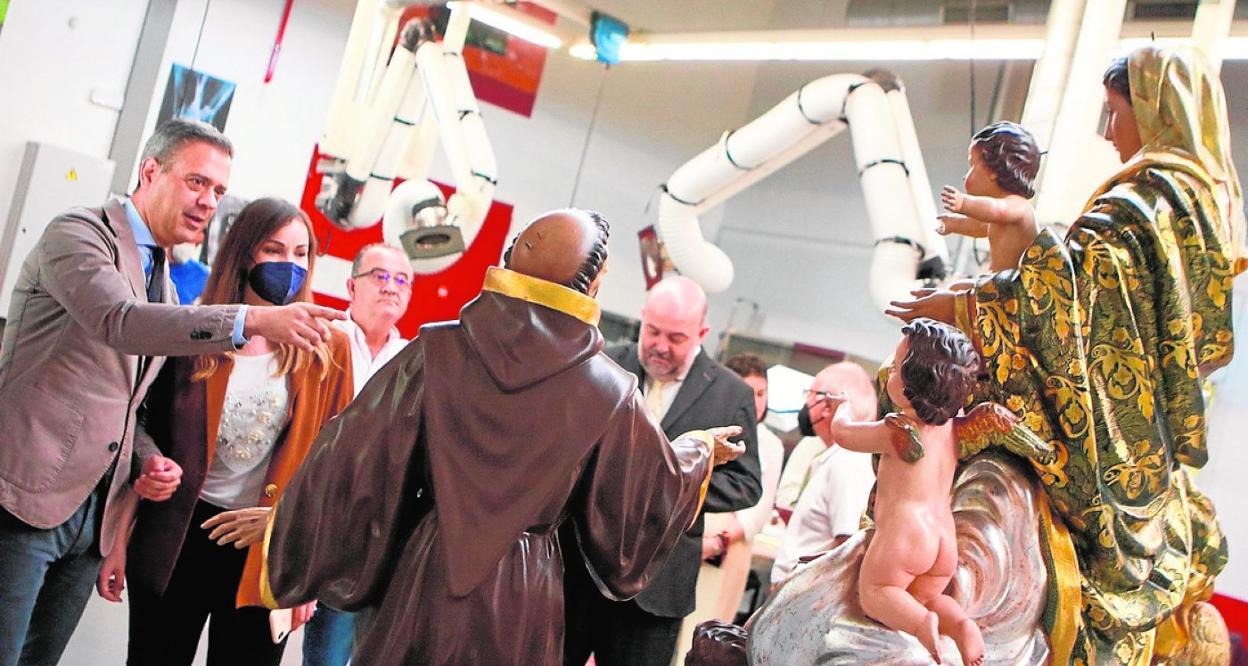 El consejero Ortuño y la edil Pérez contemplan el conjunto escultórico tras su restauración. 