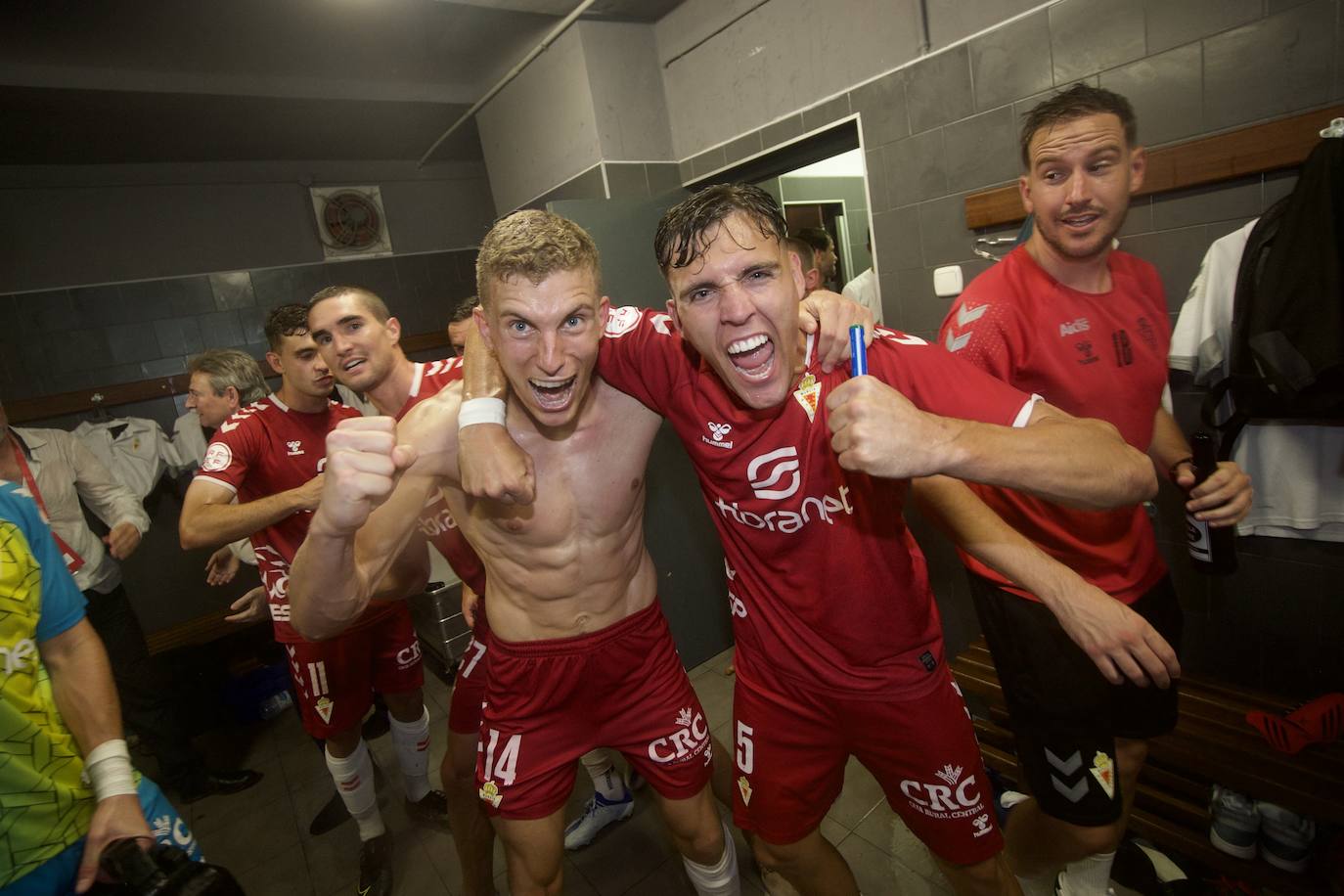 Fotos: La celebración del ascenso del Real Murcia tras el partido, en imágenes