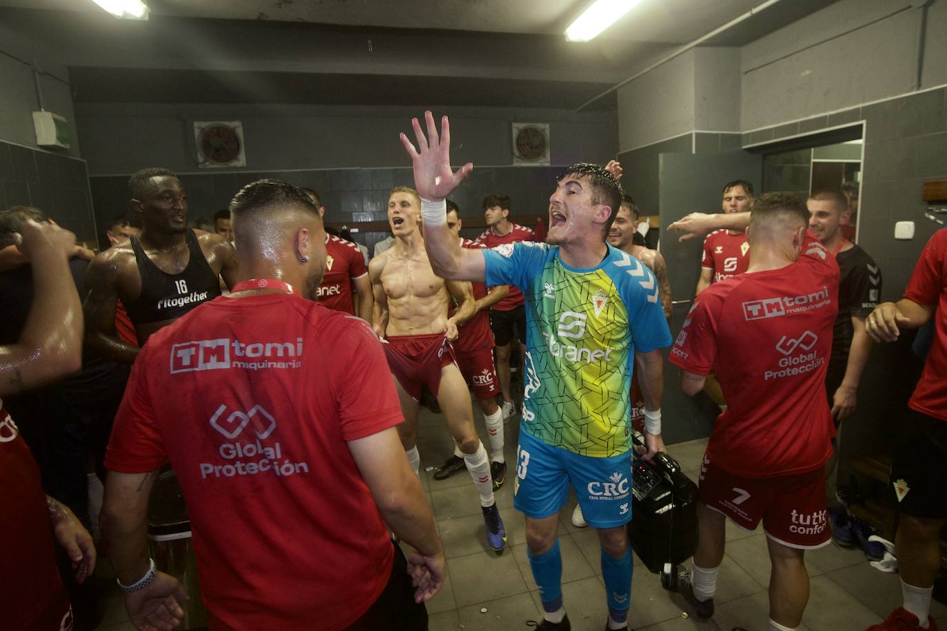 Fotos: La celebración del ascenso del Real Murcia tras el partido, en imágenes