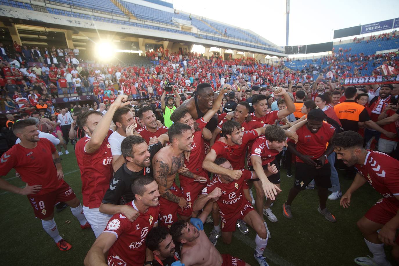 Fotos: La celebración del ascenso del Real Murcia tras el partido, en imágenes