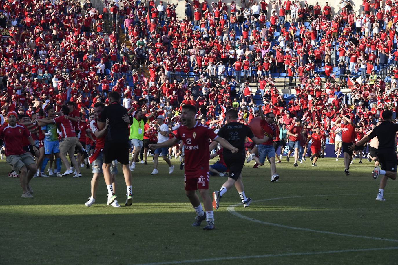 Fotos: La celebración del ascenso del Real Murcia tras el partido, en imágenes