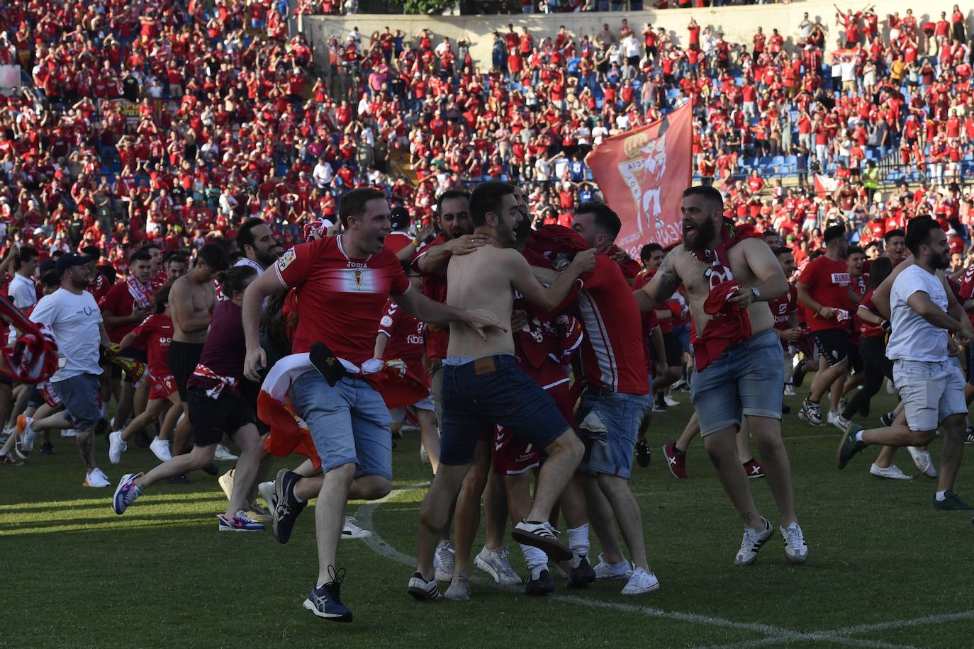 Fotos: La celebración del ascenso del Real Murcia tras el partido, en imágenes