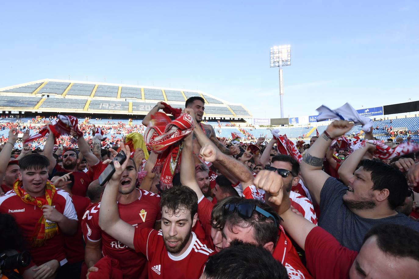 Fotos: La celebración del ascenso del Real Murcia tras el partido, en imágenes