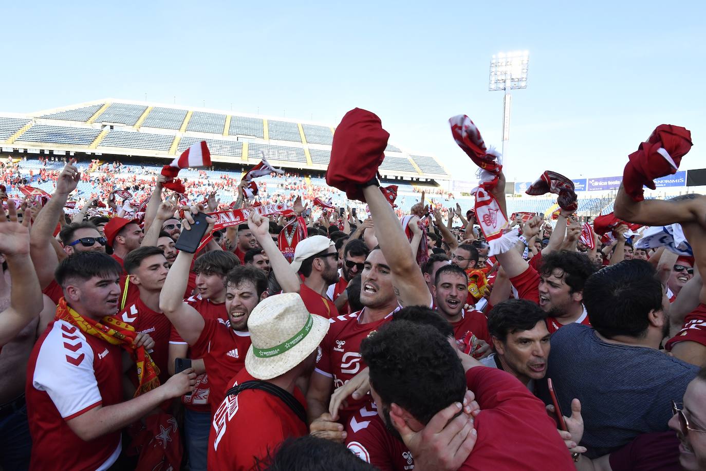 Fotos: La celebración del ascenso del Real Murcia tras el partido, en imágenes