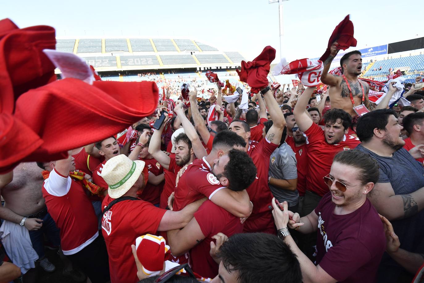 Fotos: La celebración del ascenso del Real Murcia tras el partido, en imágenes