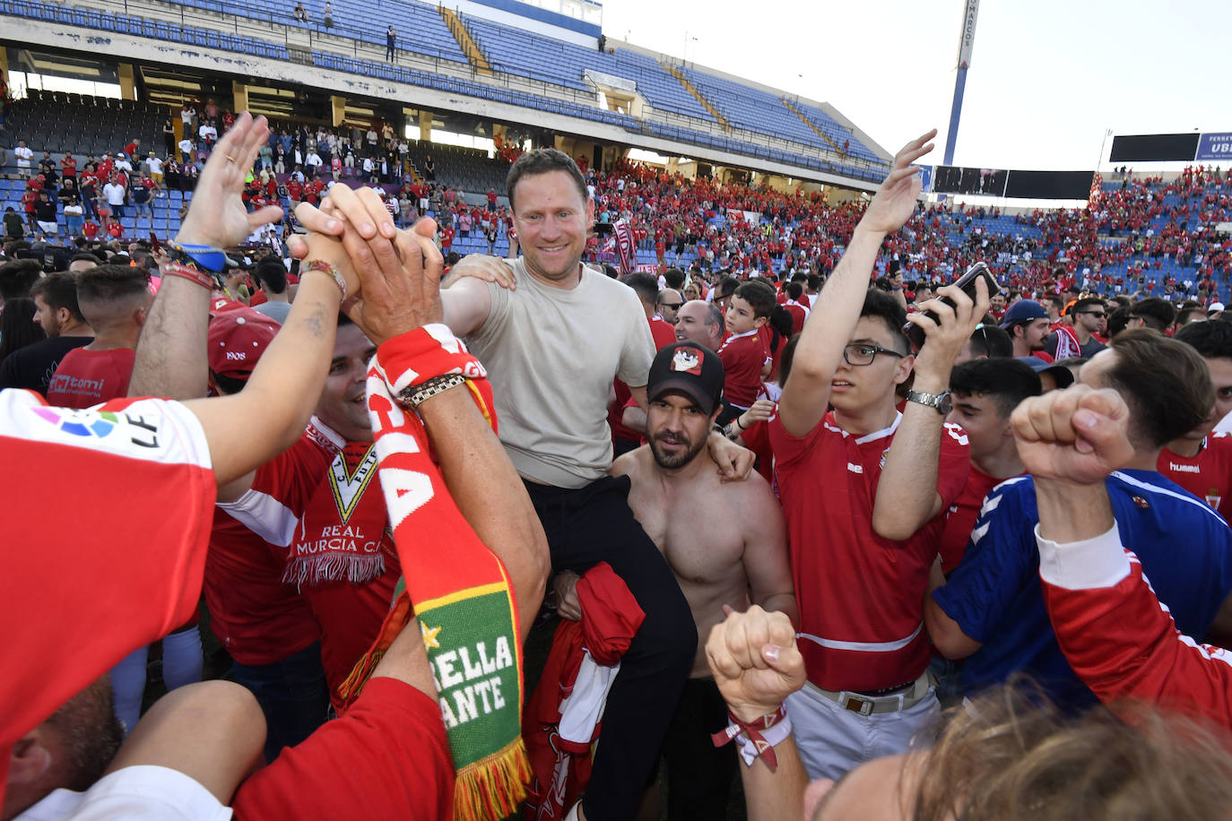 Fotos: La celebración del ascenso del Real Murcia tras el partido, en imágenes
