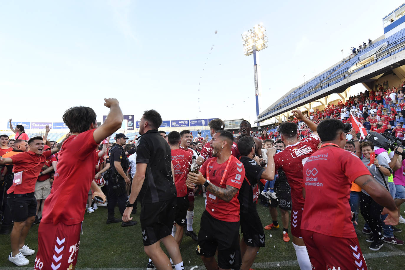 Fotos: La celebración del ascenso del Real Murcia tras el partido, en imágenes