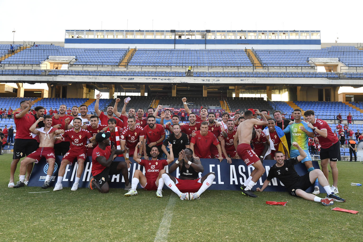Fotos: La celebración del ascenso del Real Murcia tras el partido, en imágenes