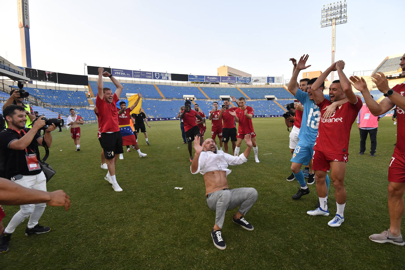 Fotos: La celebración del ascenso del Real Murcia tras el partido, en imágenes