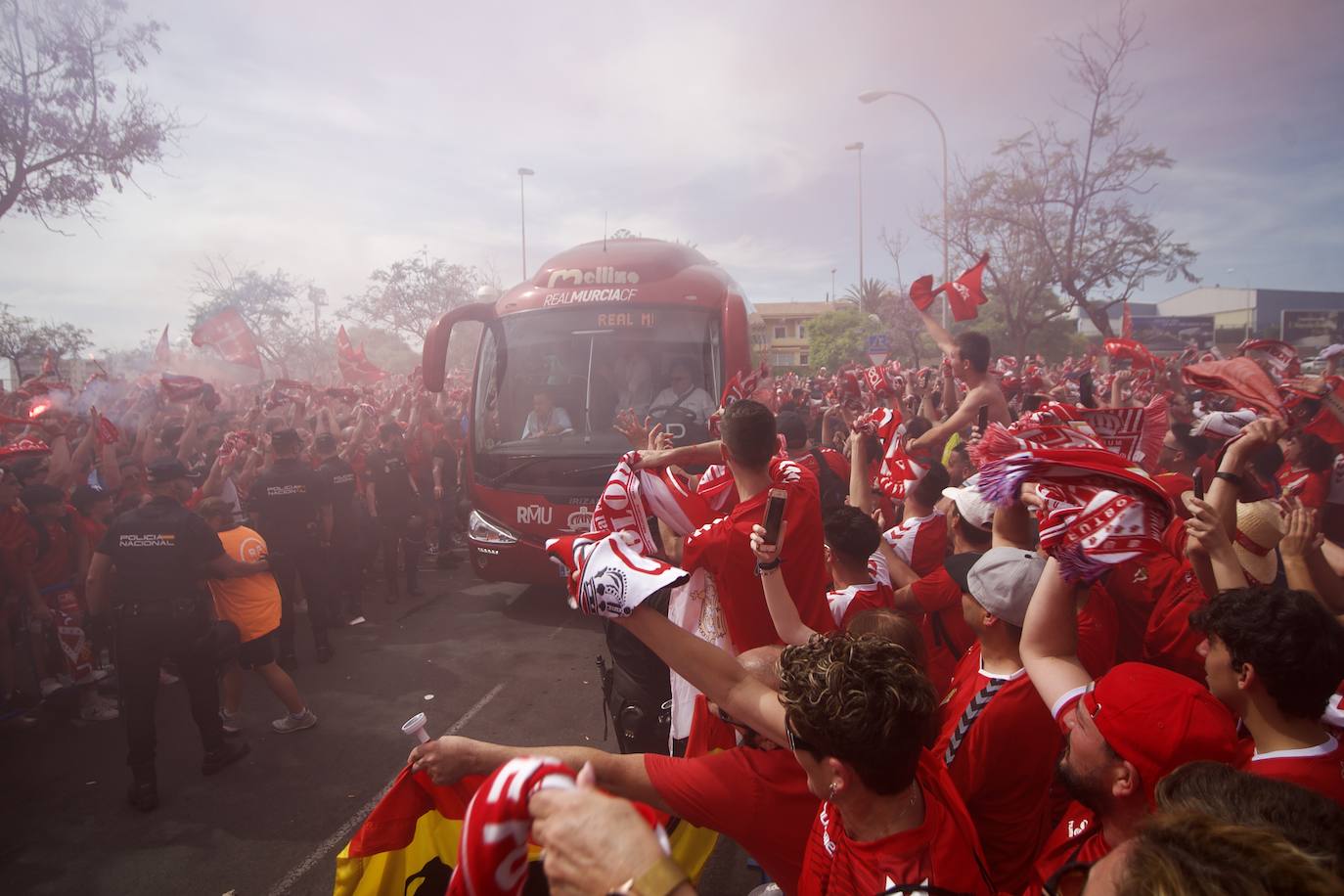 Fotos: Miles de almas granas recibieron al Real Murcia antes de la gran final por el ascenso