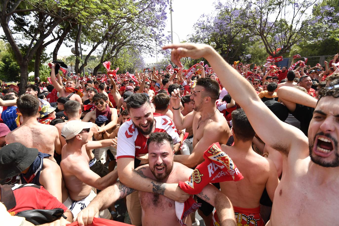 Fotos: Miles de almas granas recibieron al Real Murcia antes de la gran final por el ascenso