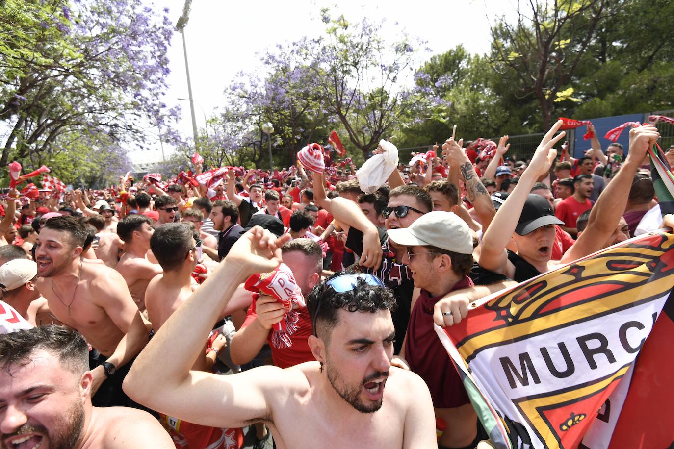 Fotos: Miles de almas granas recibieron al Real Murcia antes de la gran final por el ascenso