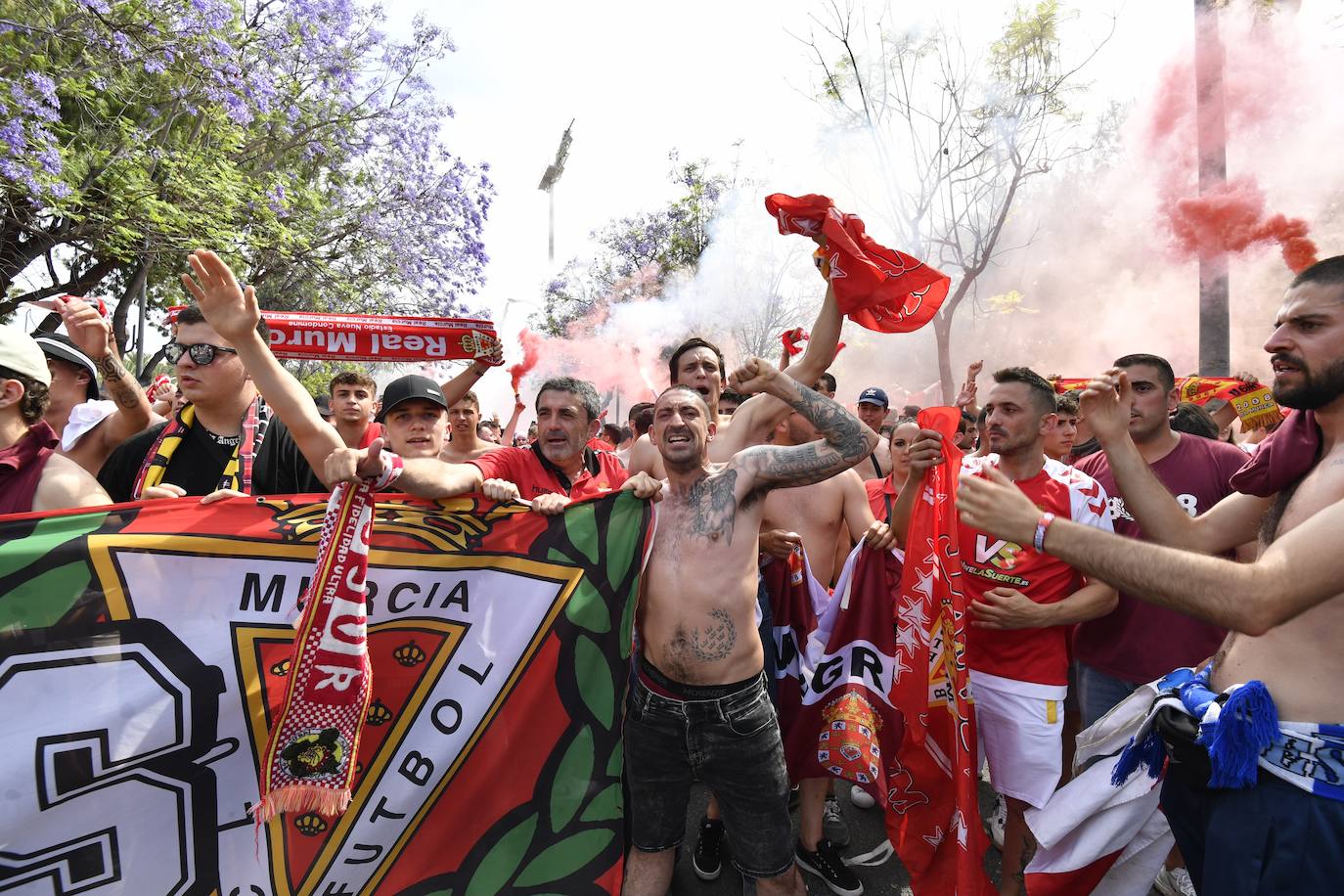 Fotos: Miles de almas granas recibieron al Real Murcia antes de la gran final por el ascenso