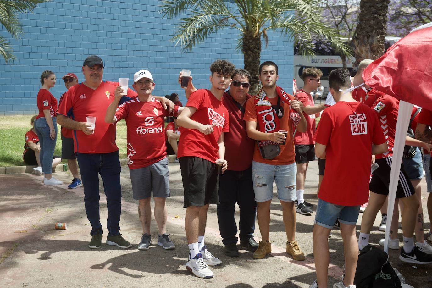 Fotos: Miles de almas granas recibieron al Real Murcia antes de la gran final por el ascenso