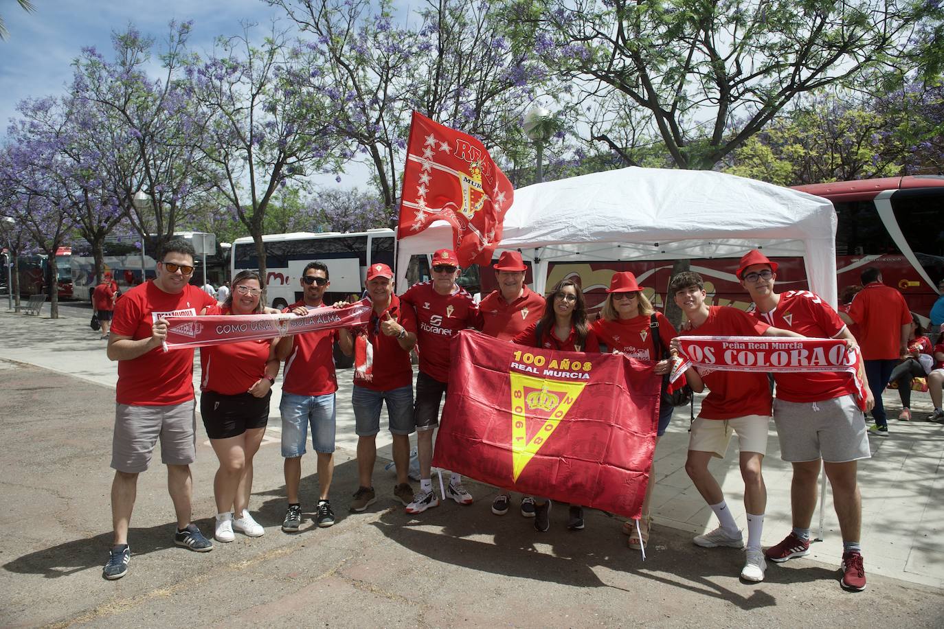 Fotos: Miles de almas granas recibieron al Real Murcia antes de la gran final por el ascenso