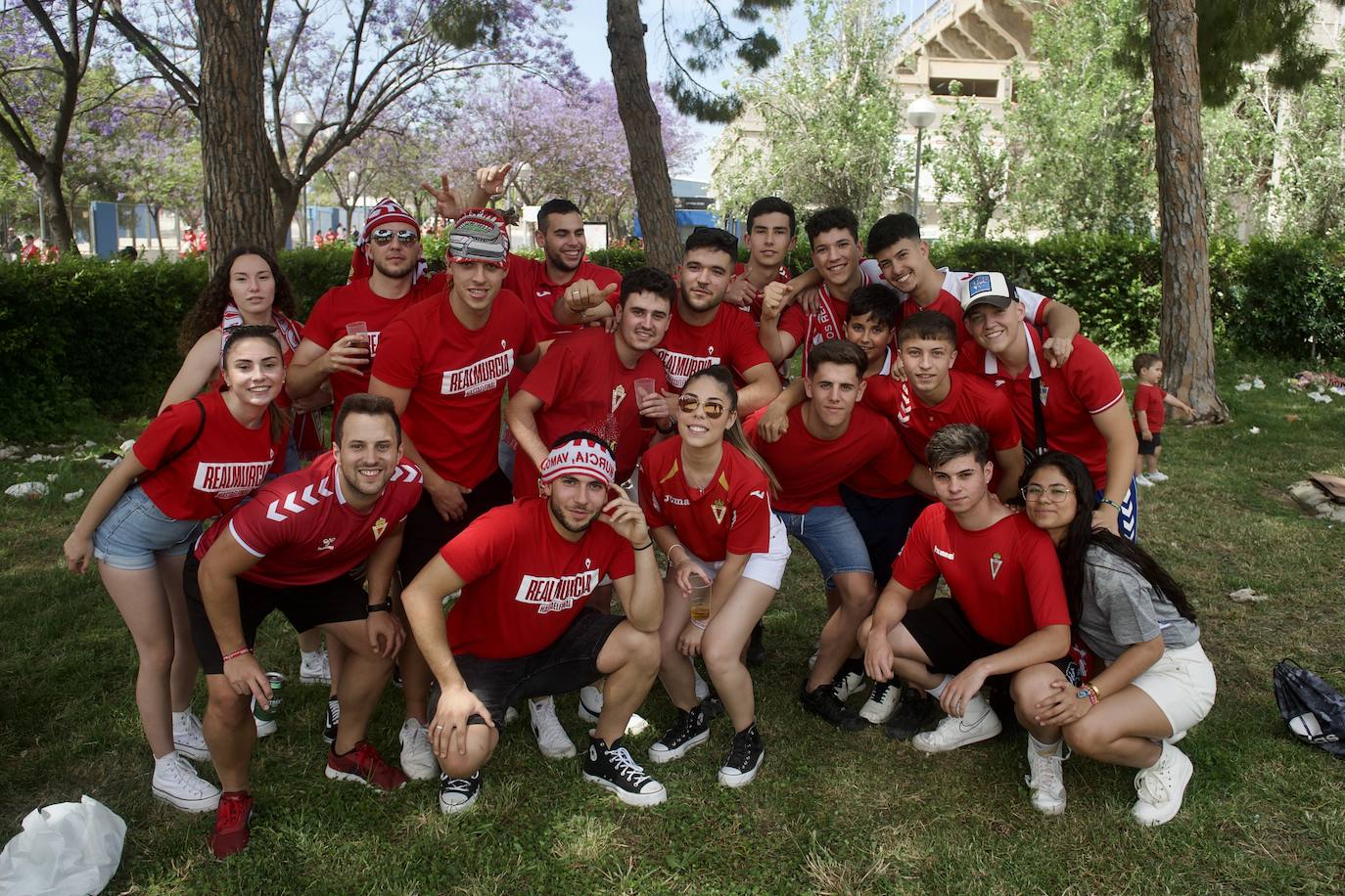 Fotos: Miles de almas granas recibieron al Real Murcia antes de la gran final por el ascenso