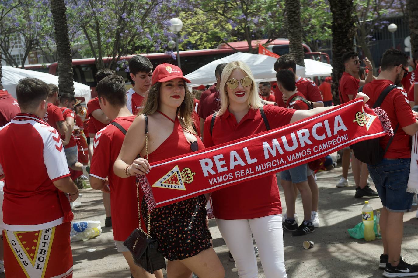 Fotos: Miles de almas granas recibieron al Real Murcia antes de la gran final por el ascenso