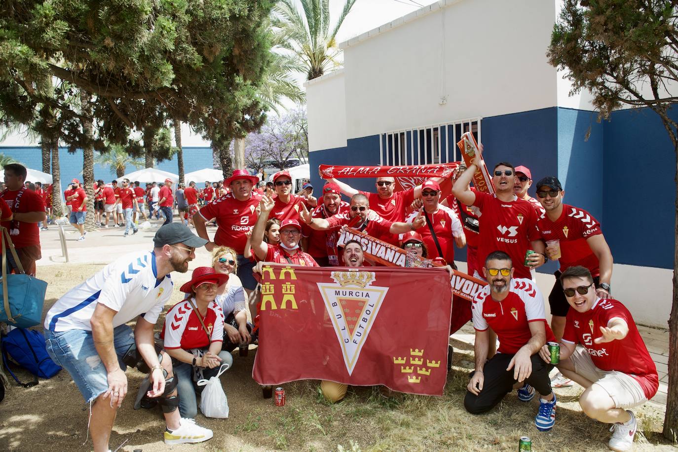 Fotos: Miles de almas granas recibieron al Real Murcia antes de la gran final por el ascenso