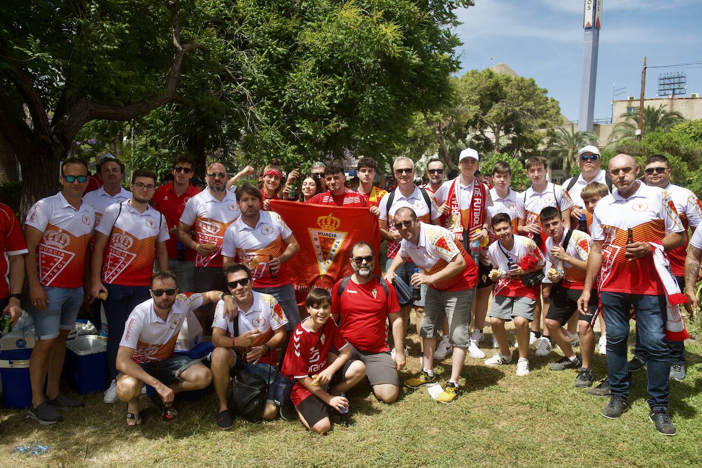 Fotos: Miles de almas granas recibieron al Real Murcia antes de la gran final por el ascenso