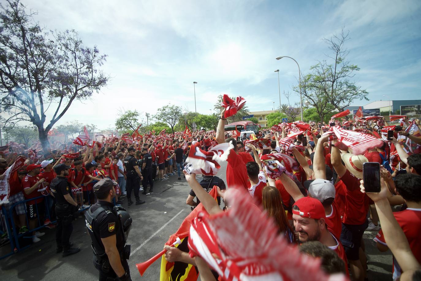 Fotos: Miles de almas granas recibieron al Real Murcia antes de la gran final por el ascenso