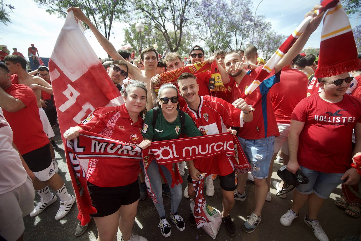 Fotos: Miles de almas granas recibieron al Real Murcia antes de la gran final por el ascenso