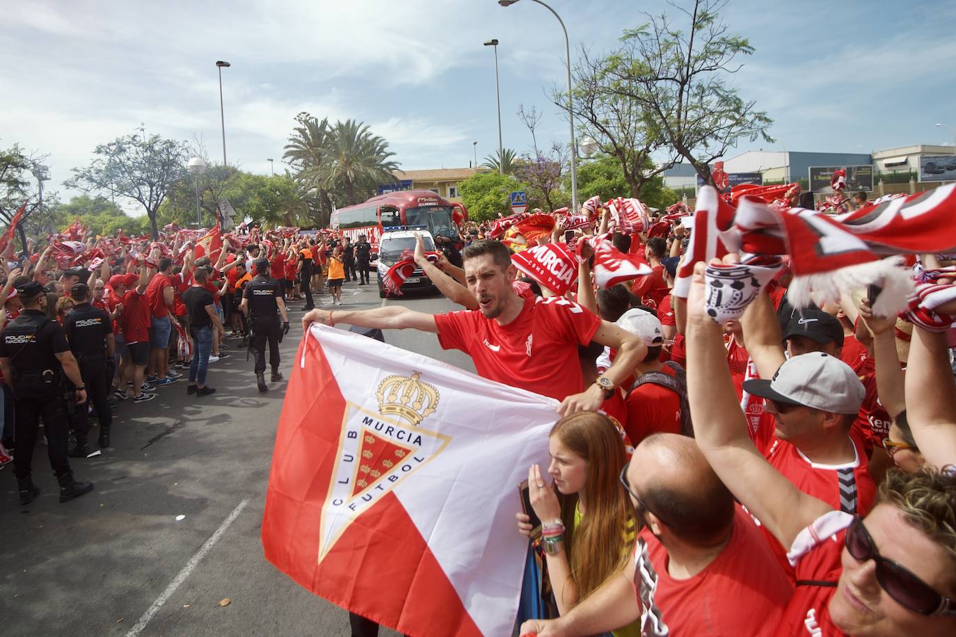 Fotos: Miles de almas granas recibieron al Real Murcia antes de la gran final por el ascenso