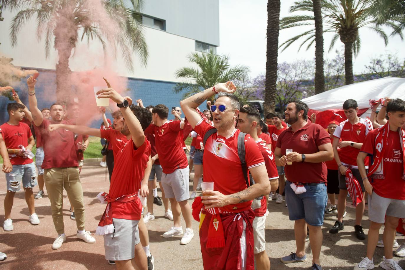 Fotos: Miles de almas granas recibieron al Real Murcia antes de la gran final por el ascenso