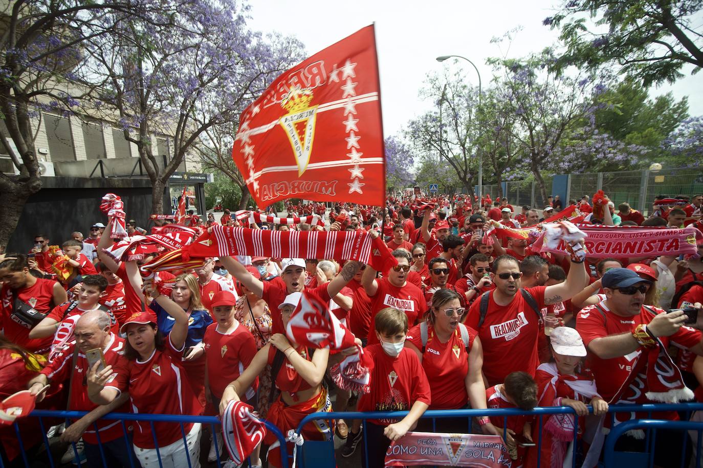 Fotos: Miles de almas granas recibieron al Real Murcia antes de la gran final por el ascenso