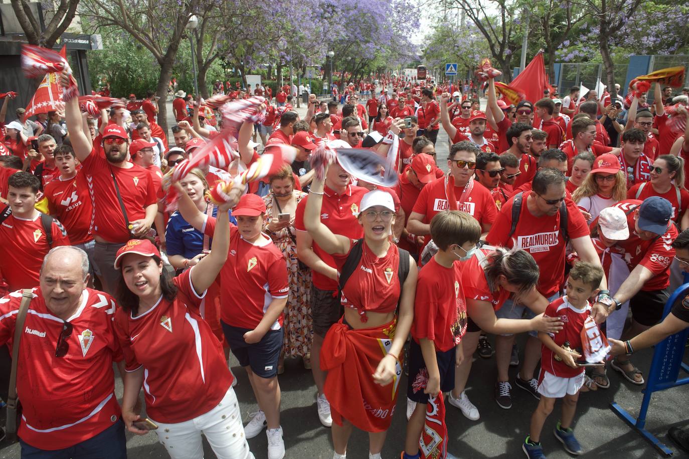 Fotos: Miles de almas granas recibieron al Real Murcia antes de la gran final por el ascenso