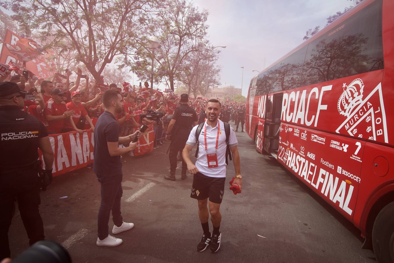 Fotos: Miles de almas granas recibieron al Real Murcia antes de la gran final por el ascenso