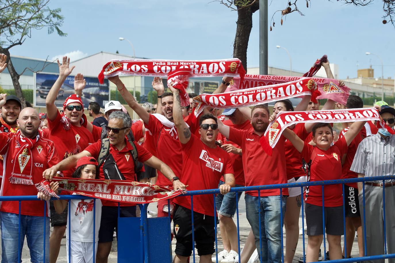 Fotos: Miles de almas granas recibieron al Real Murcia antes de la gran final por el ascenso