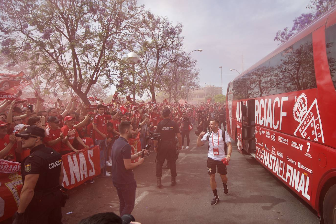 Fotos: Miles de almas granas recibieron al Real Murcia antes de la gran final por el ascenso