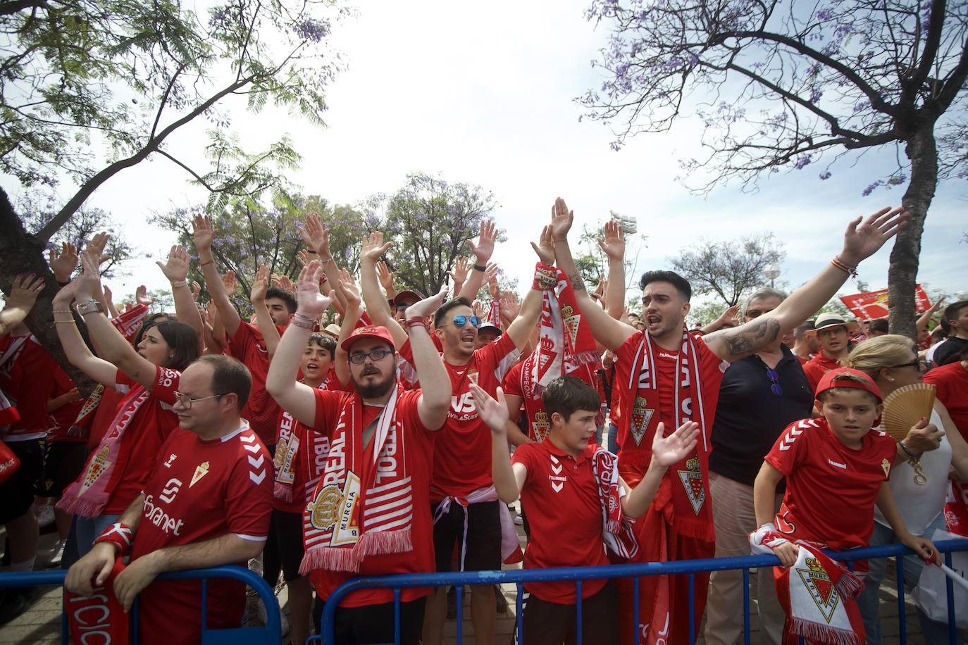 Fotos: Miles de almas granas recibieron al Real Murcia antes de la gran final por el ascenso