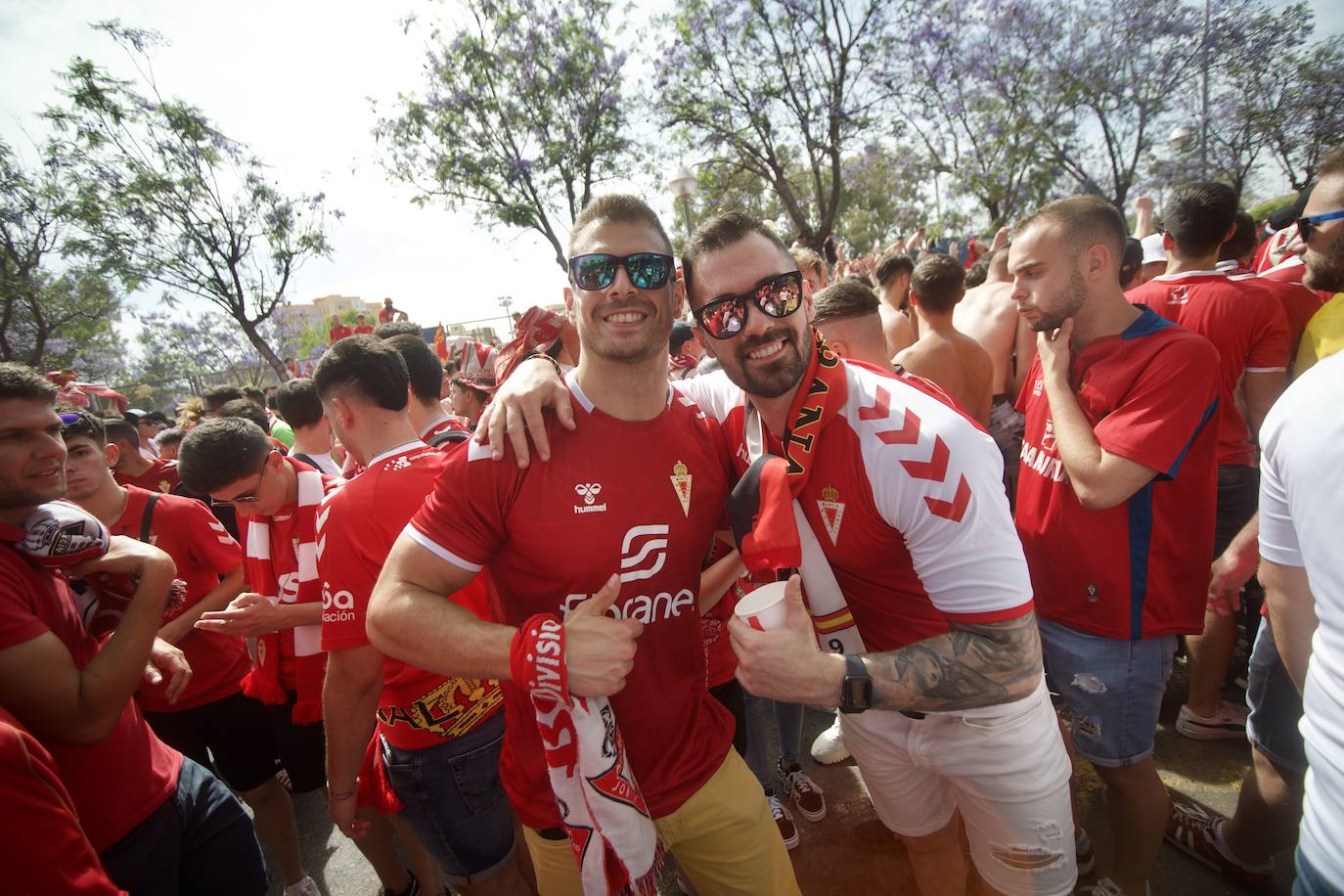 Fotos: Miles de almas granas recibieron al Real Murcia antes de la gran final por el ascenso