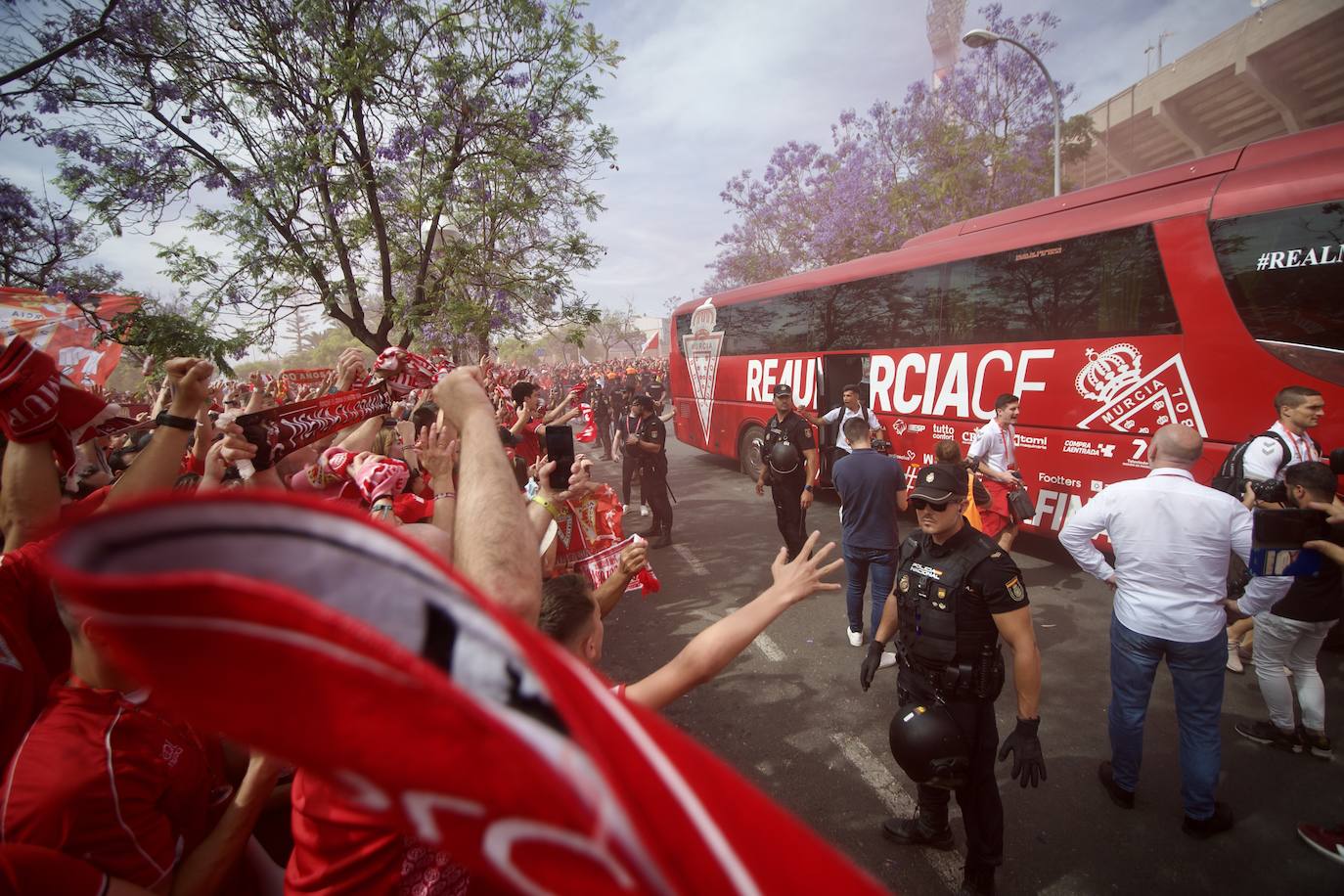 Fotos: Miles de almas granas recibieron al Real Murcia antes de la gran final por el ascenso