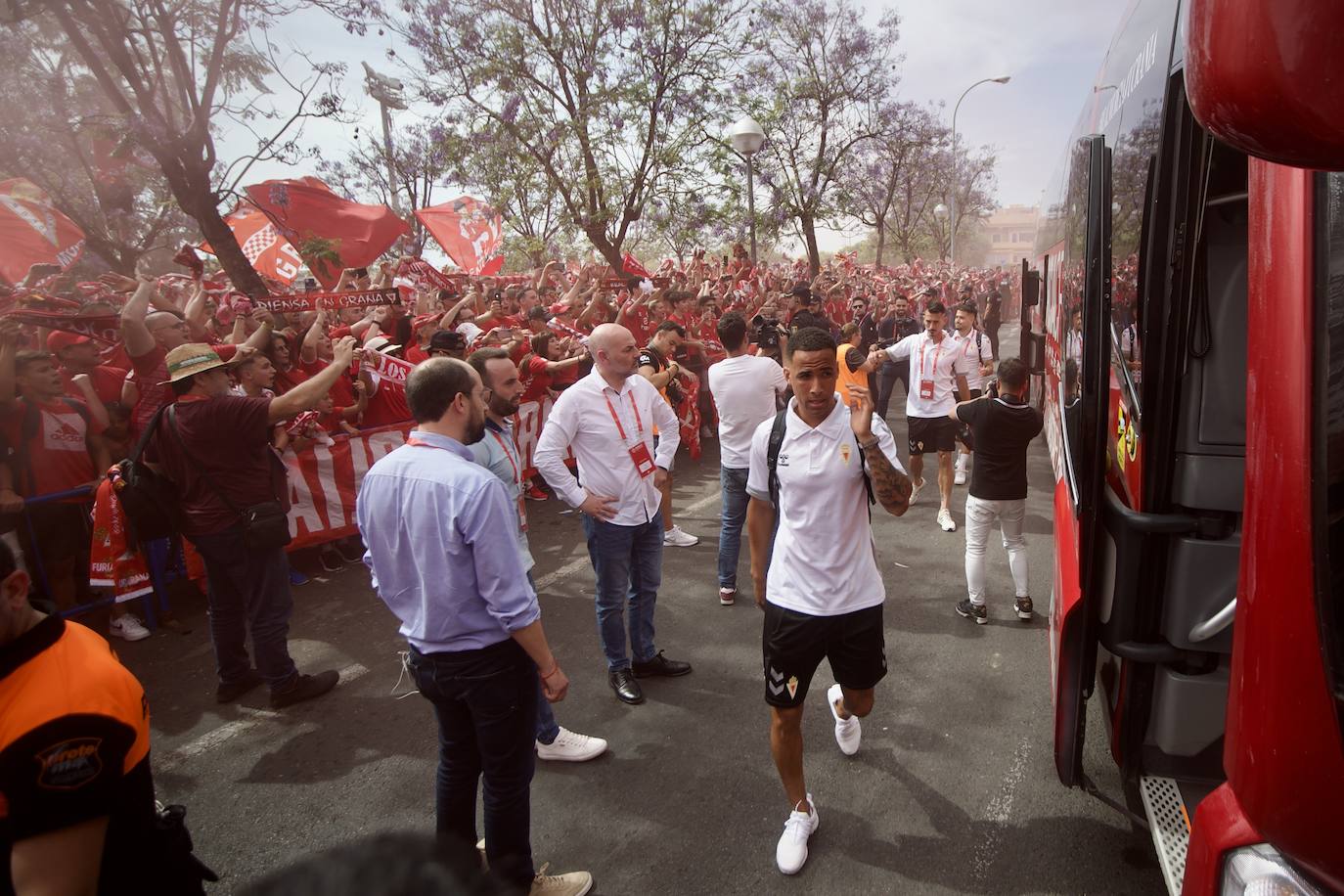 Fotos: Miles de almas granas recibieron al Real Murcia antes de la gran final por el ascenso