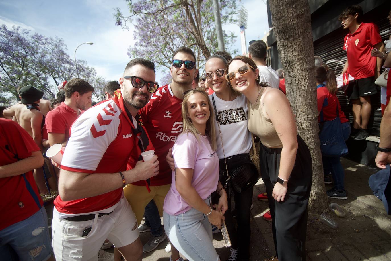 Fotos: Miles de almas granas recibieron al Real Murcia antes de la gran final por el ascenso