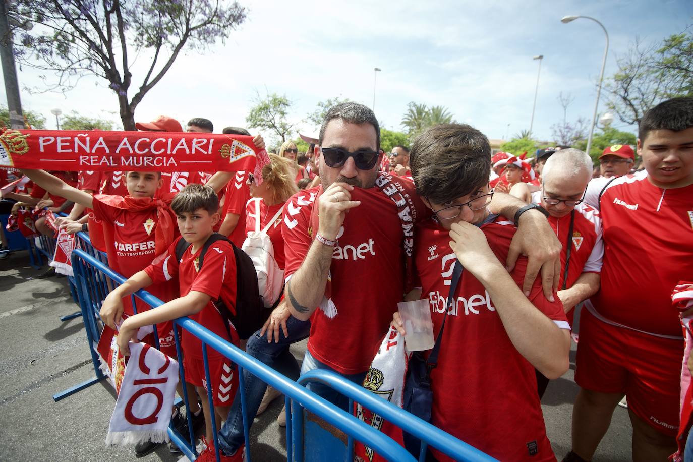 Fotos: Miles de almas granas recibieron al Real Murcia antes de la gran final por el ascenso