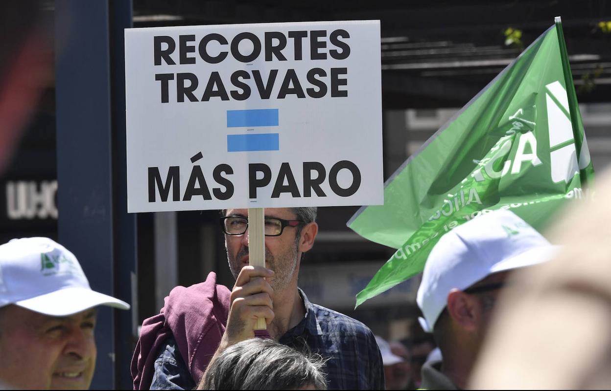 Un manifestante en favor del Trasvase