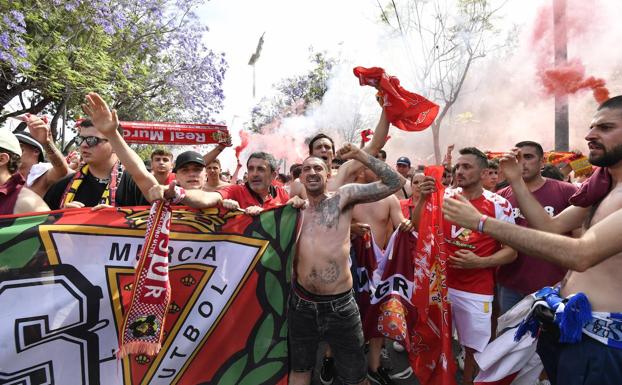 Galería. Aficionados del Real Murcia, este domingo, en Alicante. 