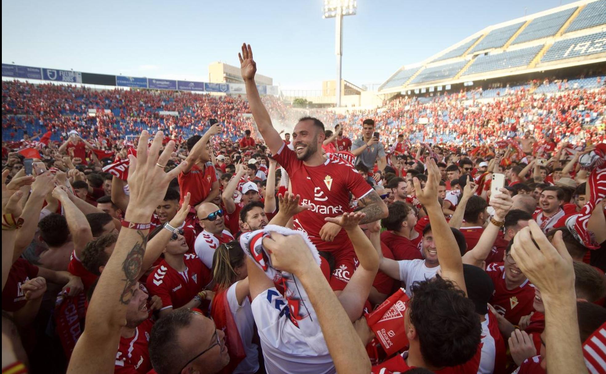 El murcianista Santi Jara es llevado a hombros por aficionados granas al final del partido.