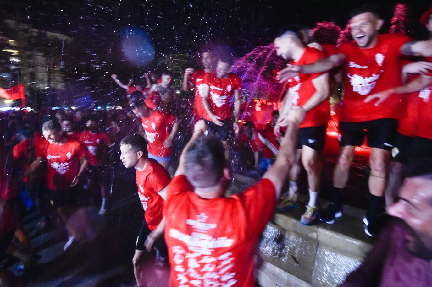 Fotos: Murcianos eufóricos celebran en &#039;La Redonda&#039; el ascenso del Real Murcia