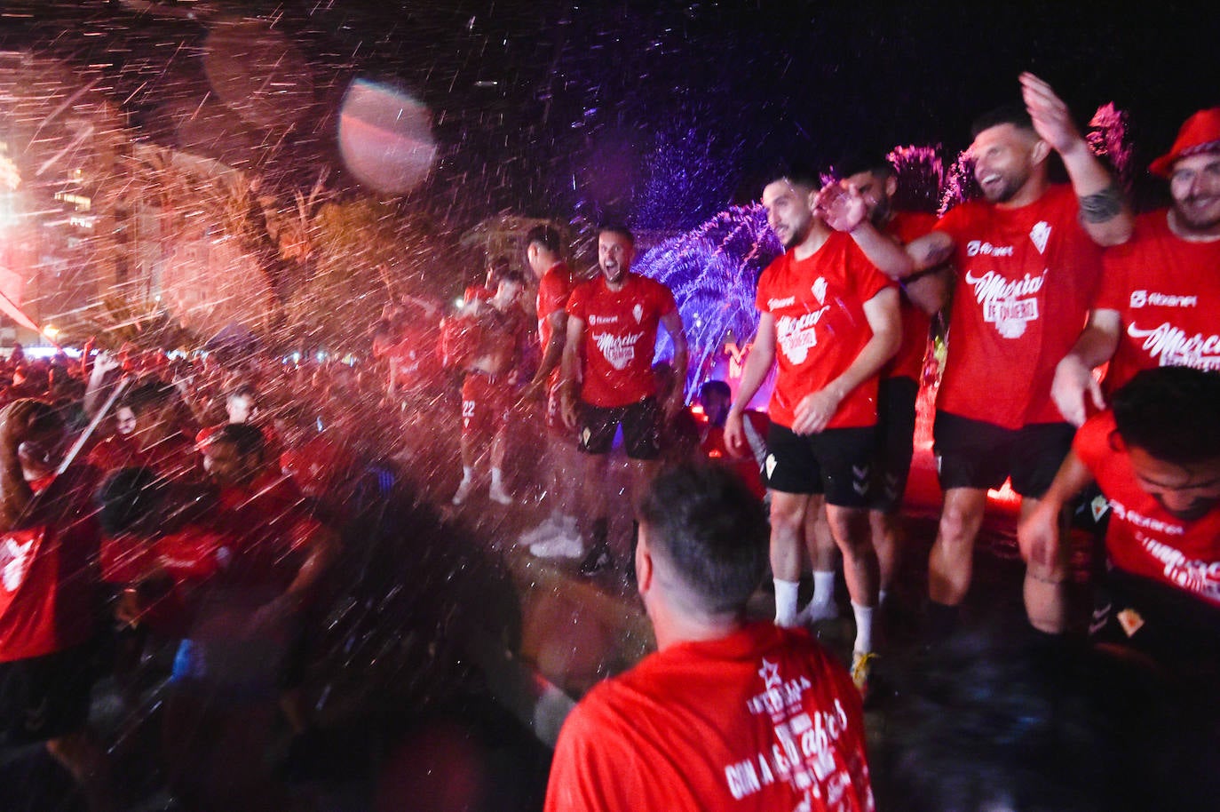 Fotos: Murcianos eufóricos celebran en &#039;La Redonda&#039; el ascenso del Real Murcia