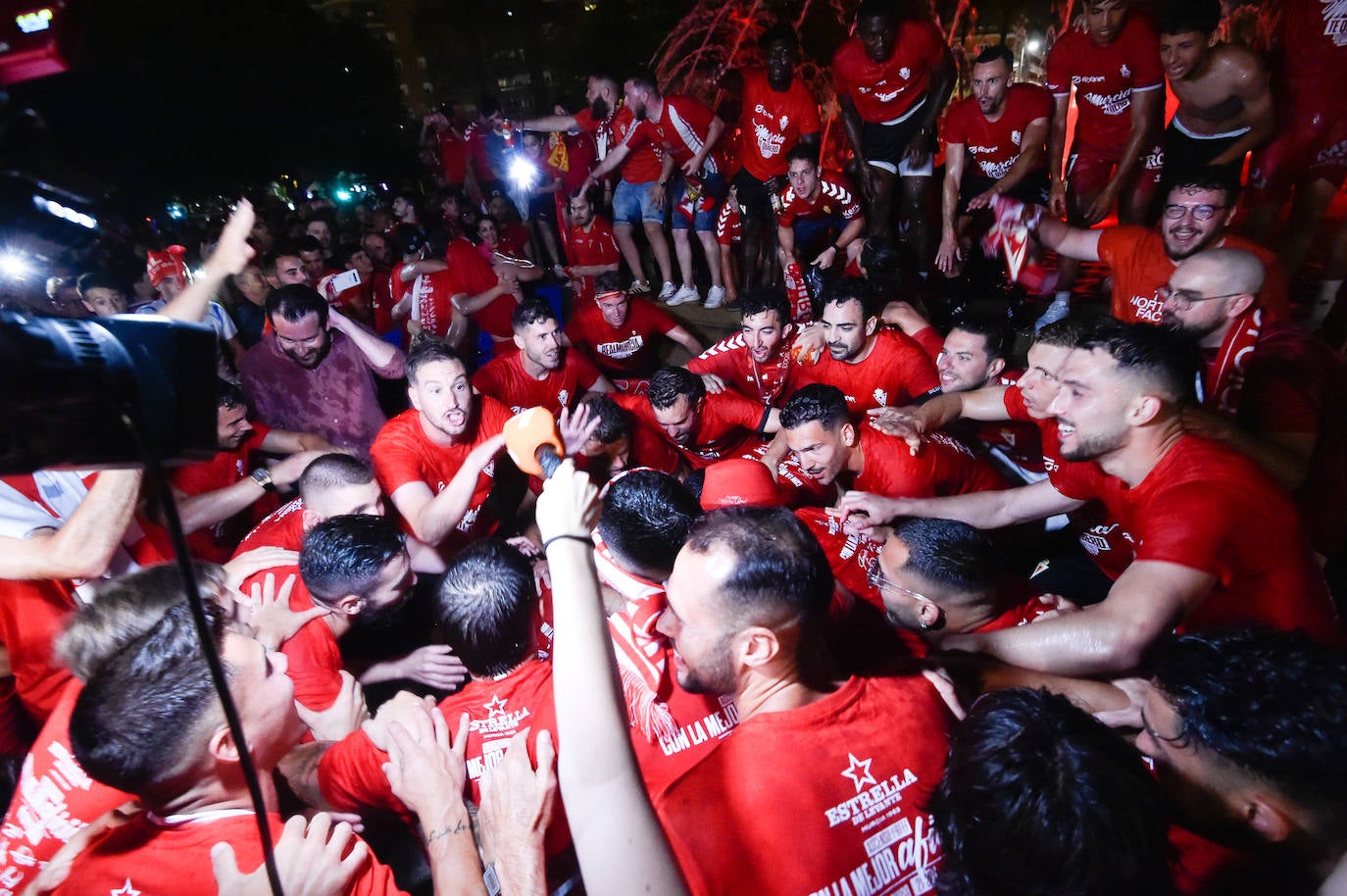 Fotos: Murcianos eufóricos celebran en &#039;La Redonda&#039; el ascenso del Real Murcia