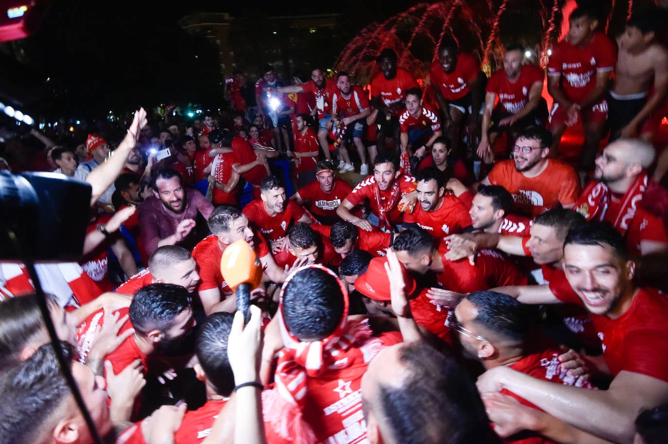 Fotos: Murcianos eufóricos celebran en &#039;La Redonda&#039; el ascenso del Real Murcia